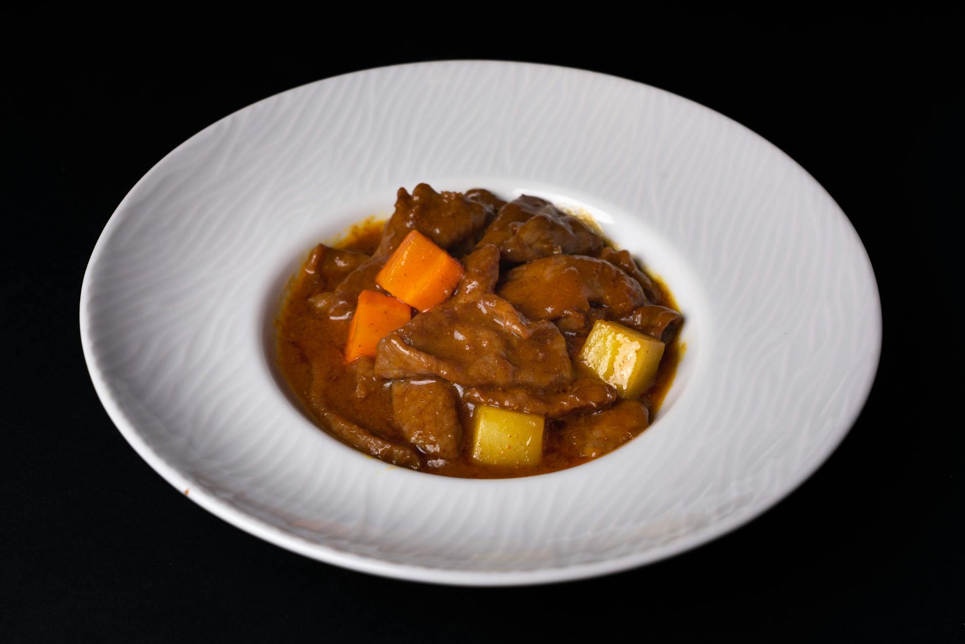 Traditional Slow-Cooker Beef Stew with Carrots, Potatoes, and Tomatoes